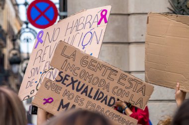 Barcelona, İspanya - 8 Mart 2018: Binlerce kadın Feminist Strike kadınlar gününde şehir merkezi Barcelona, İspanya, 8th Mart 2018 katılmak.
