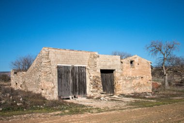 Eski ve rustik terk edilmiş evde.