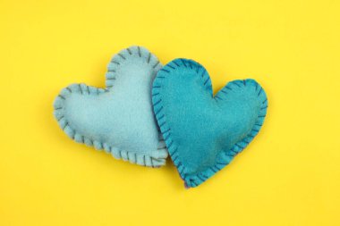 Sarı zemin üzerine mavi keçe kalplerin Üstten Görünüm