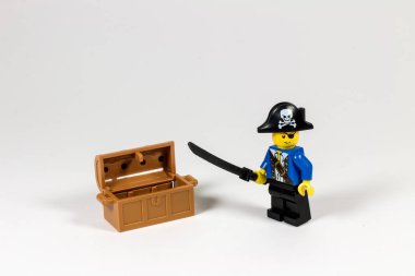 Beyaz arkaplanda izole edilmiş Lego figürü olarak korsan
