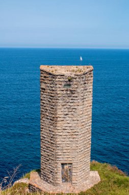 Deniz kenarındaki Taş Kule 'nin manzaralı görüntüsü.