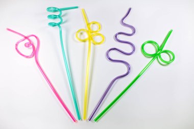 Beyaz arka plan üzerinde renkli plastik çubuk