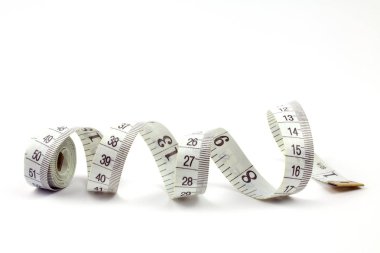 Beyaz arkaplanda izole edilmiş şerit ölçülüyor