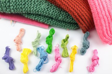 renkli örgü konuları ve beyaz arka plan üzerinde izole tulum