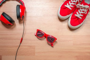 Kırmızı spor ayakkabılar ve aksesuarlar