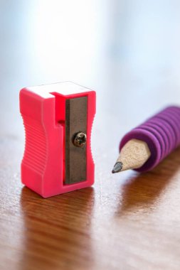 Ahşap masa üzerinde pembe kalem.