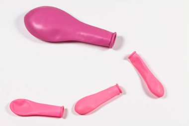 Pembe düz balonlar izole beyaz arka planda