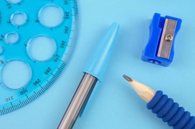 Mavi zemin üzerine mavi okul araçları.