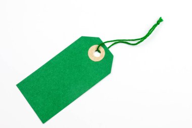 yeşil kağıt etiket üzerinde beyaz izole dize ile bağlı