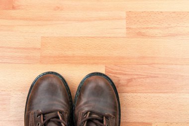 Kahverengi botları çift ahşap zemin zemin üzerine