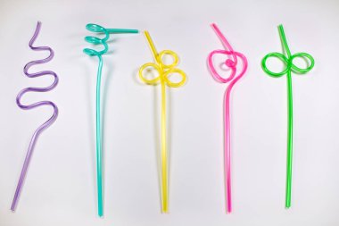 Beyaz arka plan üzerinde renkli plastik çubuk