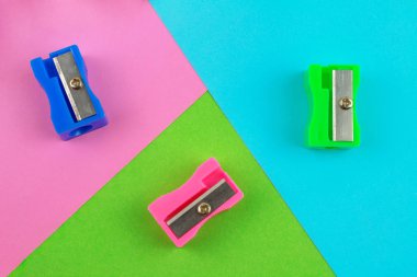 Renkli arka plan üzerinde plastik kalemtıraş.