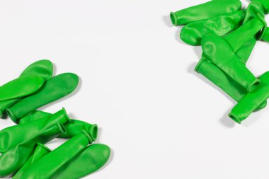 Beyaz arka planda yeşil düz izole balonlar