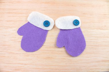 Mor dekoratif Noel ahşap masa üzerindeki düğmeler eldivenlerle hissettim 