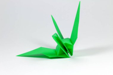 beyaz zemin üzerine yeşil Origami kuş