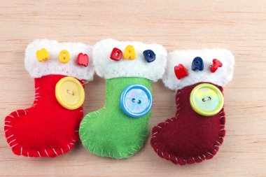 renkli dekoratif Noel çorap ahşap masa üzerindeki düğmeler ile hissettim 