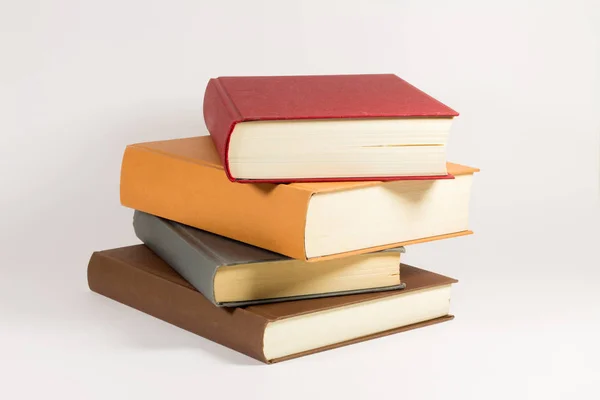 eski kitaplar beyaz zemin üzerine kazık