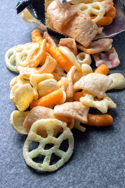 Snack Mix Auf Schwarzem Rustikalen Tisch — Stockfoto