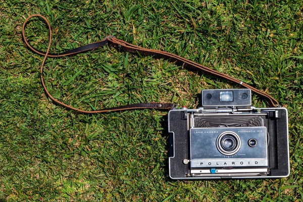 Primo Piano Della Vecchia Macchina Fotografica Erba Verde — Foto Stock