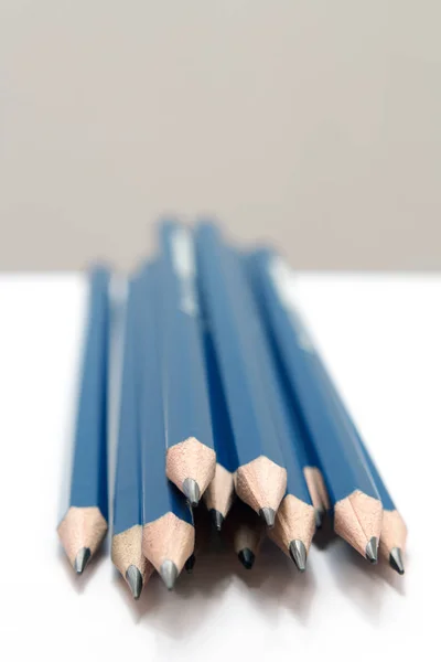 白い背景の青い学校鉛筆 — ストック写真