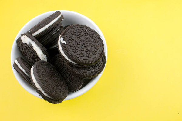 Сладкое шоколадное печенье в белом боале
