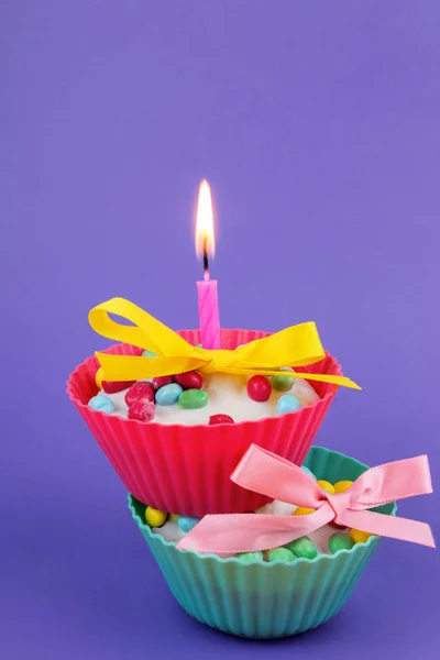 Cupcake Glassati Alla Vaniglia Con Candela Compleanno — Foto Stock