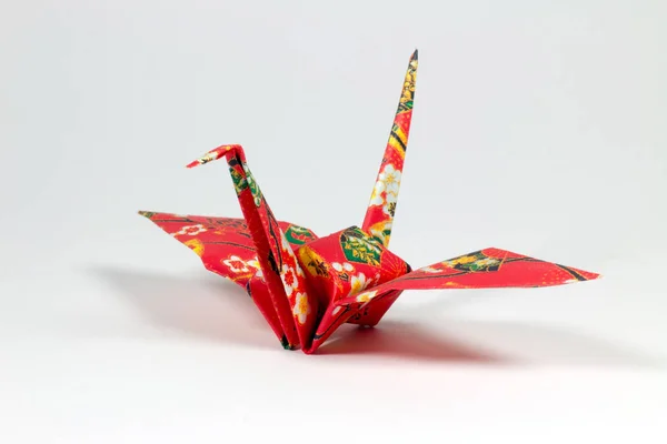 Roter Origami Vogel Auf Weißem Hintergrund — Stockfoto