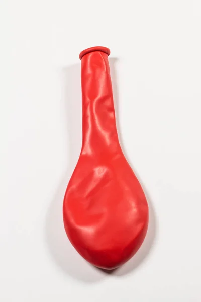 Balão Liso Vermelho Isolado Fundo Branco — Fotografia de Stock