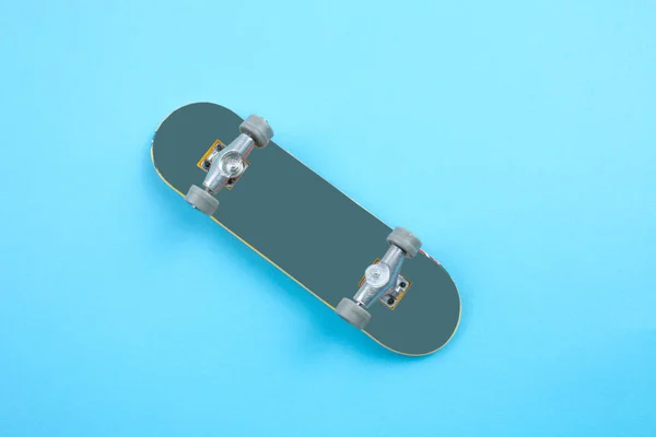 Mini Skateboard Speelgoed Blauwe Achtergrond — Stockfoto