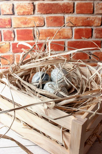 Paskalya yumurta sarılı gazete yuvaya rustik masa ahşap kutusunda