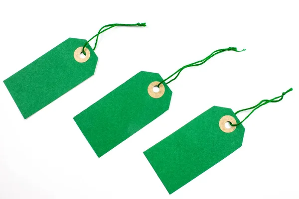 Зелені Паперові Мітки Прив Язані Струнами Ізольовані Білому — стокове фото