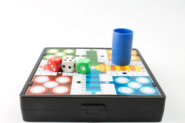 Family Ludo Desk Jeu De Société En Bois Sur Fond Blanc. Rendu 3d