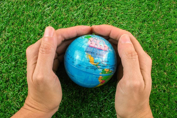 Plastik dünya Küre ve eller.