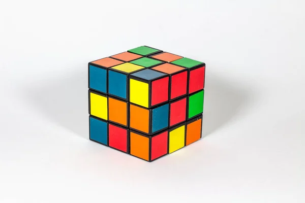 Beyaz arka planda Rubik küpünün yakın plan görüntüsü.