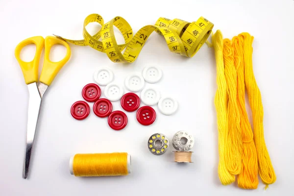 Accesorios Costura Amarillos Aislados Sobre Fondo Blanco — Foto de Stock