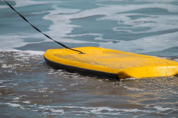 Tabla Surf Amarillo Flotante —  Fotos de Stock