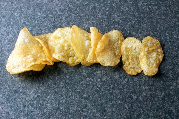 Kartoffelchips Auf Dunklem Rustikalen Tisch — Stockfoto