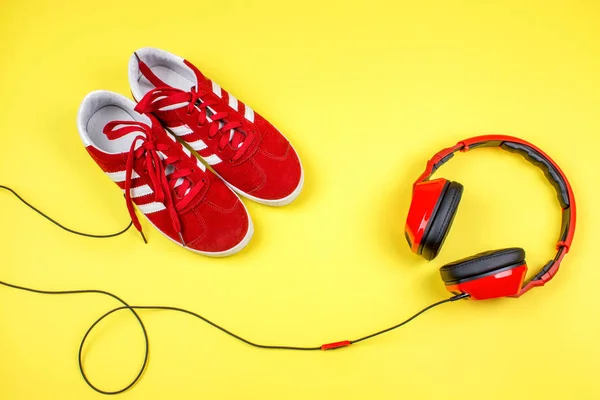 Barcelona, İspanya. Nisan 10,2018. Kırmızı Adidas ayakkabı ve renkli backgorund üzerinde kırmızı headphoens.