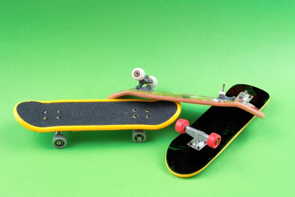 Mini Skateboard Juguetes Sobre Fondo Verde — Foto de Stock