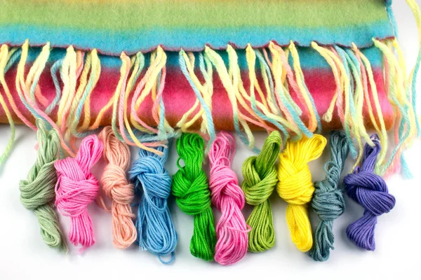 Bunte Strickfäden Und Schal Isoliert Auf Weißem Hintergrund — Stockfoto