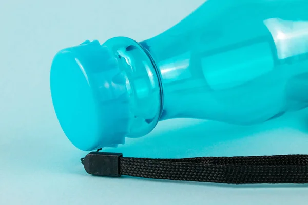 Zbliżenie Niebieskie Plastikowe Butelki Niebieskim Tle — Zdjęcie stockowe