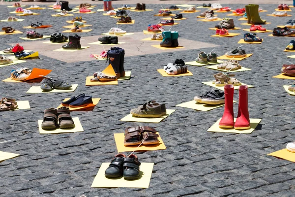 Diferentes Viejos Pares Zapatos Calle Del Pavimento Ciudad —  Fotos de Stock