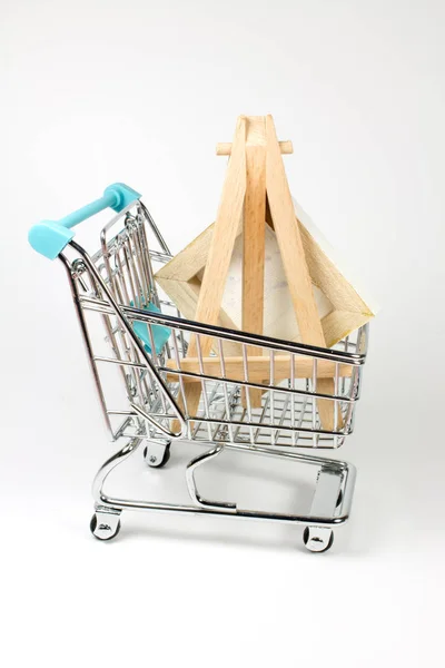 Beyaz Yüzeydeki Boya Malzemeleriyle Alışveriş Arabasının Yakın Çekim Görüntüsü — Stok fotoğraf