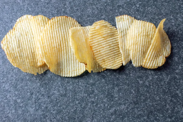 Kartoffelchips Auf Dunklem Rustikalen Tisch — Stockfoto