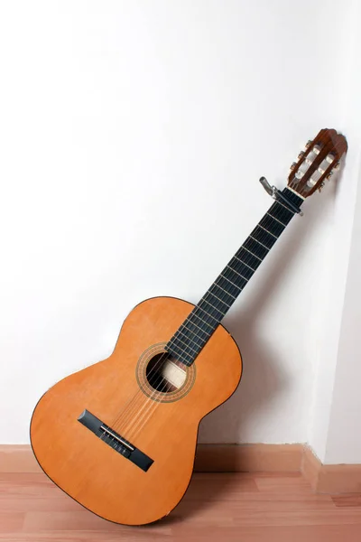 Guitarra Acústica Resting Againts White Wall — Fotografia de Stock