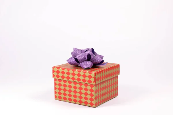 Red Gift Box Purple Bow Isolated White Christmas — Stock Photo, Image