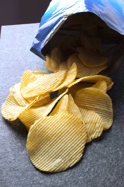 Kartoffelchips Auf Dunklem Rustikalen Tisch — Stockfoto