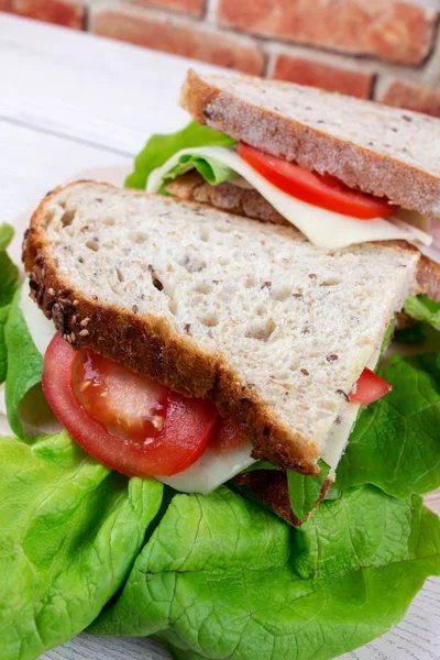 Sanduíches Com Pão Queijo Tomate Salada Mesa Madeira Branca — Fotografia de Stock