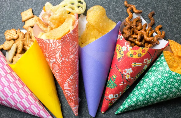 Viele Arten Von Snacks Papiertüten Auf Dunklem Rustikalem Tisch — Stockfoto