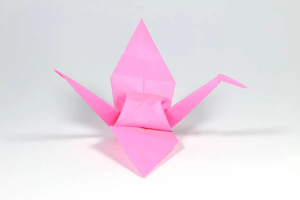 Rosa Origami Vogel Auf Weißem Hintergrund — Stockfoto
